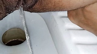 Bhabi washroom m pissing karty hauy