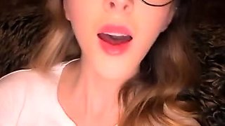 Webcam skinny brunette plays her squirt pussy