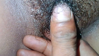 Desi ladki ki chut me ungli daal diya aur paninikala