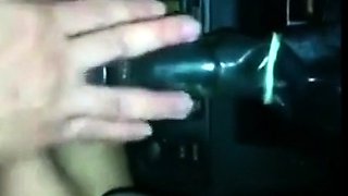 Elle se fait du bien dans la voiture avec son jouet