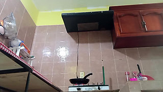 She sends me a video while she walks in the kitchen in cachetero 4