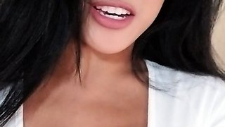 Big boob brunette masturbates on webcam