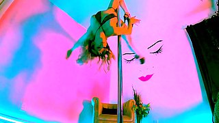 Masturbating amateur cums after solo fun