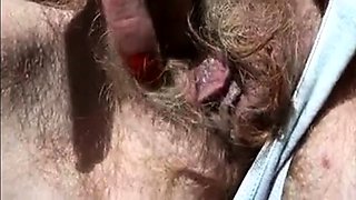 Die dreckige haarige Falte einer deutschen Frau