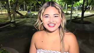 Colombian bitch offers me her services and flashes me her attributes on the street