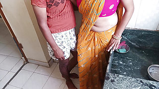 Kaamwali Naughty Married Step Daughter Fucked in Kitchen While She Was Washing Dishes