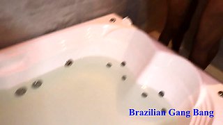 Na minha primeira orgia dei pra quatro junto com o negão do pauzão