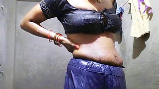 Hot Indian Women Sex in Bathroom, Indian Desi Bhabhi Ki Chudai Bathroom Me