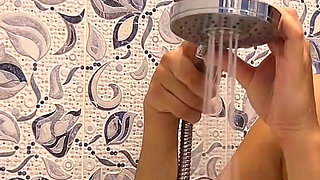 Sensual Pussy Shaving Session in Tub with Kinky Mary