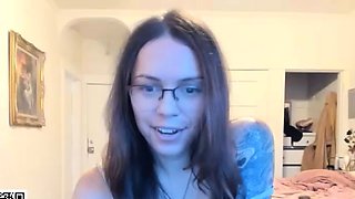 Amateur webcam girl masturbate big dildo