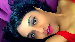 Exotic Beauty Wyld Yasmin Rubbing Her Clit