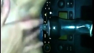 Elle se fait du bien dans la voiture avec son jouet