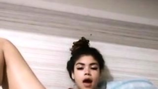 Teen slut fingering herself until squirting on cam
