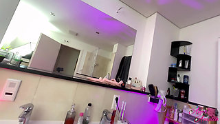 Anja Spontaneous Fuck and Squirting Orgasm in the Bathroom